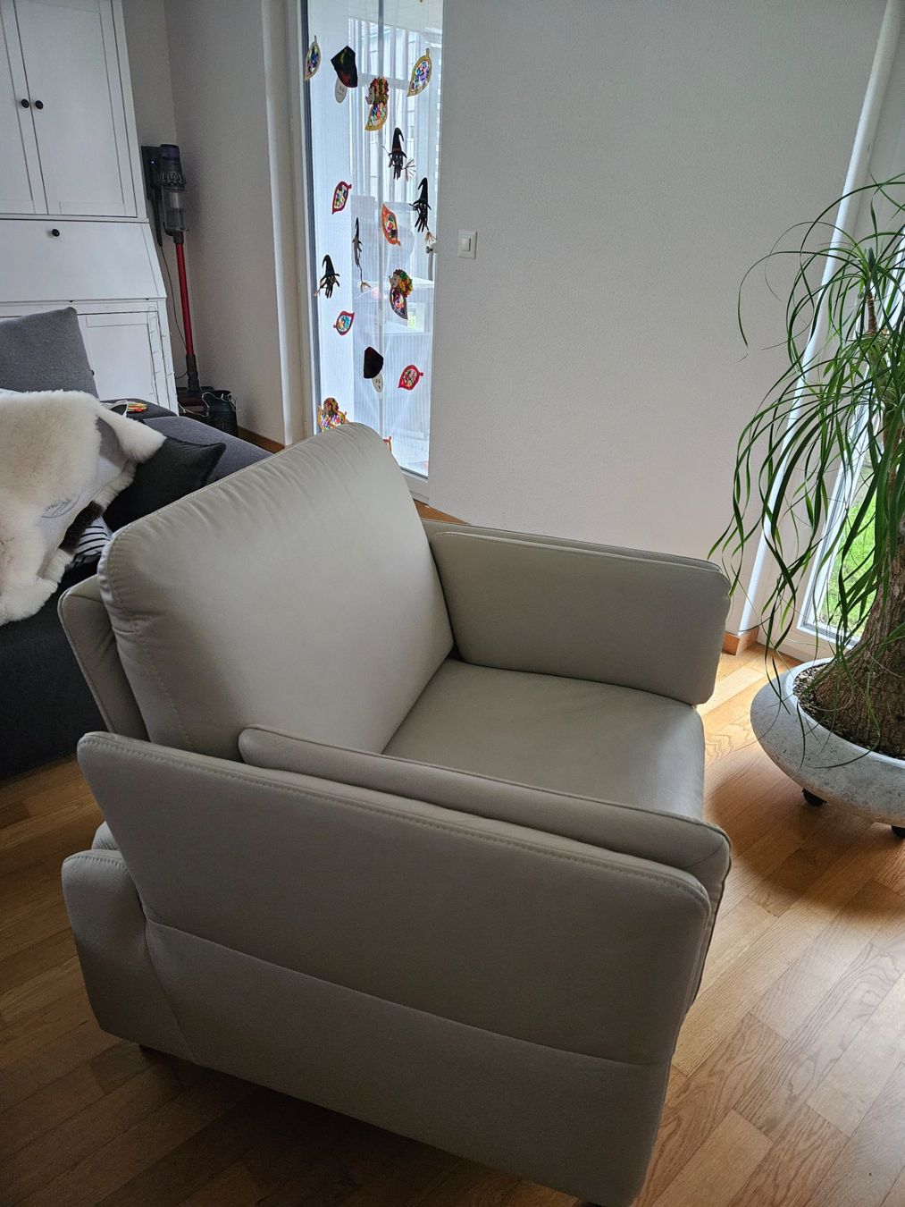 Poltrone: Bequemer Design Sessel – Echtleder, hellgrau/beige – Usato da Weinfelden venduto da paschiuna 3