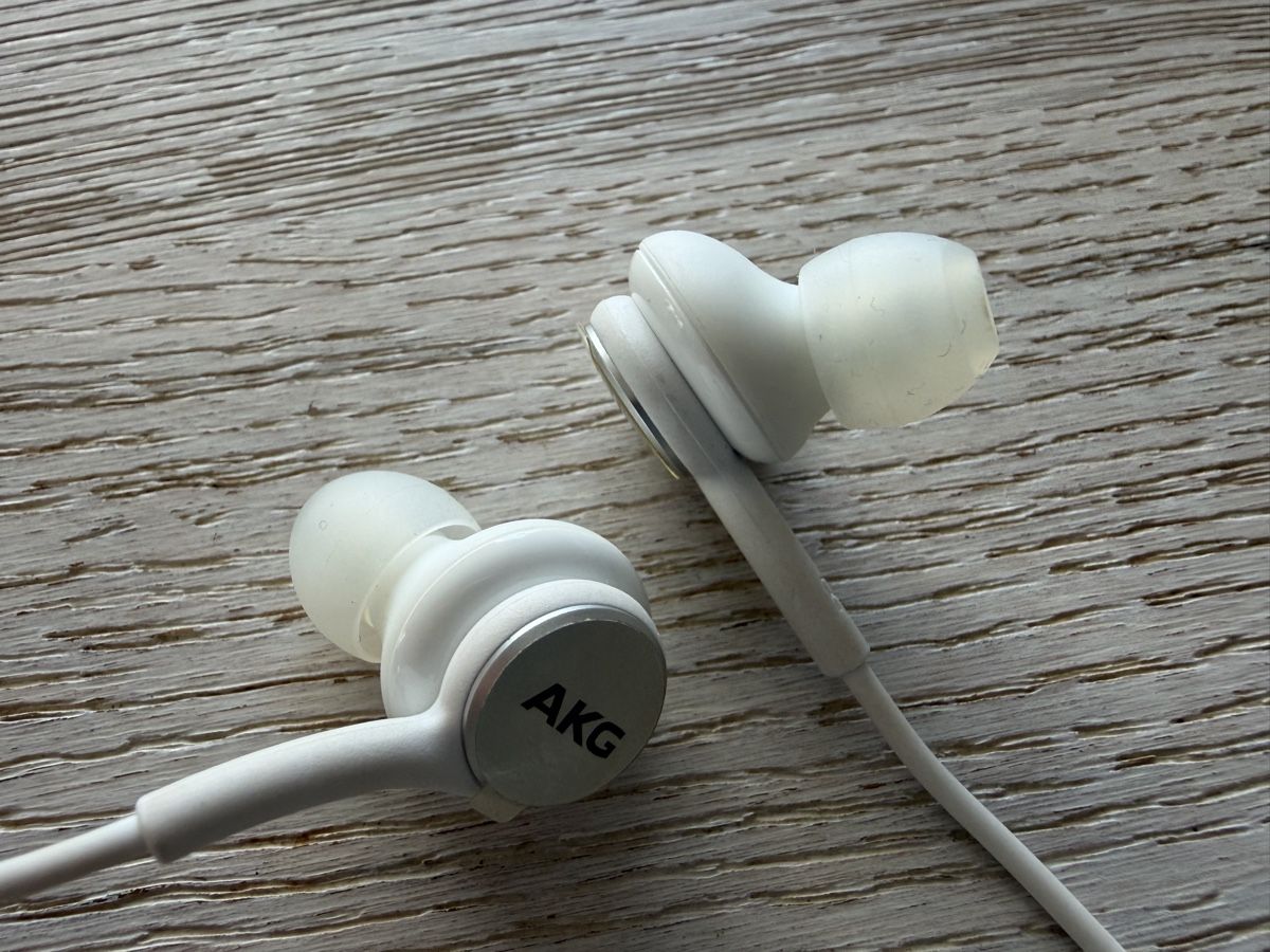 Akg Cuffie: Weisse Kopfhörer mit Lautstärkenregler – Usato da Adliswil venduto da Stardust11 2