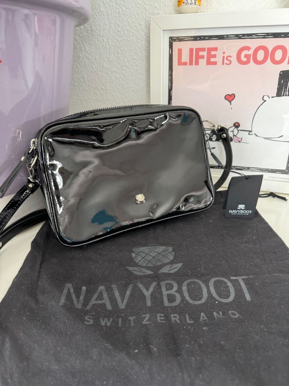 Navyboot Borse: NAVYBOOT Camera Bag Lackleder schwarz Crossbody NEU – Nuovo e nell'imballaggio originale da Zuerich venduto da Moochie 1