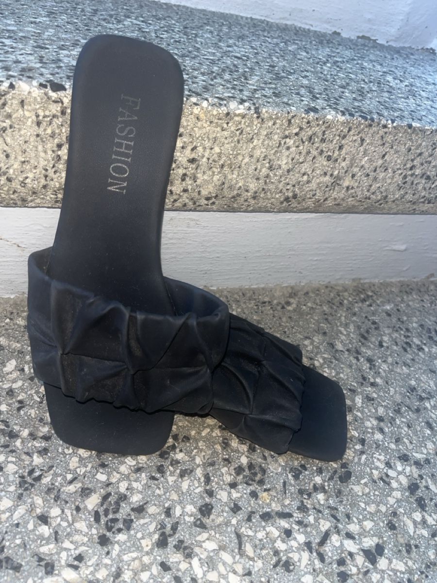 Damenschuhe: schwarz matte Slippers – Gebraucht aus Arch von sibylle.anne