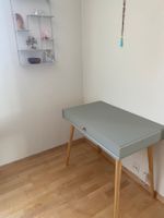 Hübscher Schreibtisch mit Schublade in Hellgrau / Holz