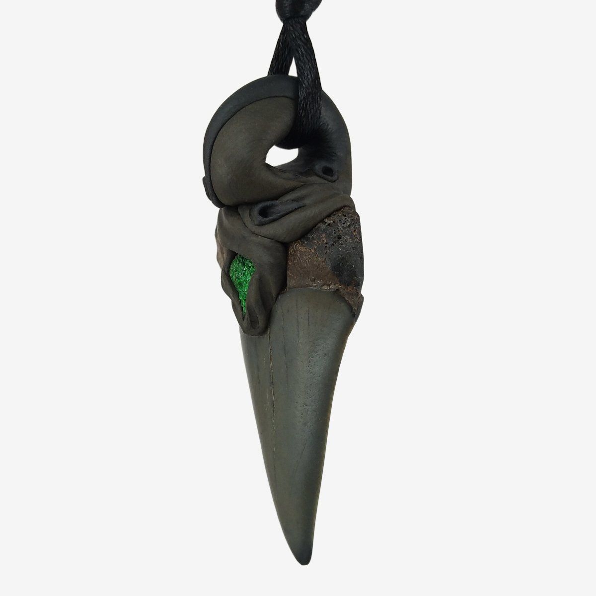 Fossilien: Mako Haifischzahn fossiliert mit eingefasstem Uwarowit – Neu und originalverpackt aus Meilen von Kaleidoskopia 1