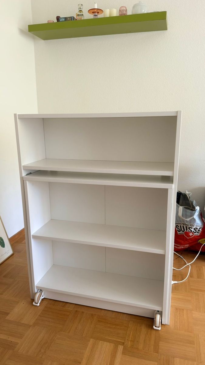 Ikea Scrivanie: Weisser Schreibtisch mit Rollen & Regal – Usato da Münchenstein venduto da s0r4y4 4