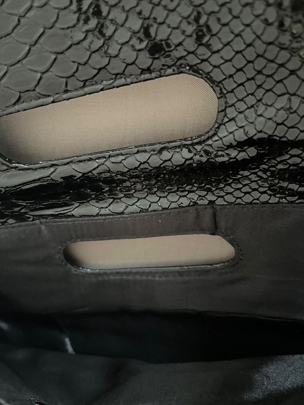 Borse da donna: Clutch mit Kette - schwarz, Lack, Schlangenoptik, – Usato da Kloten venduto da SANTALA23 6