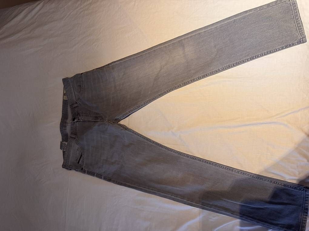 Jeans: Jeans Grau Diesel – Usato da Regensdorf venduto da Jazmyn307