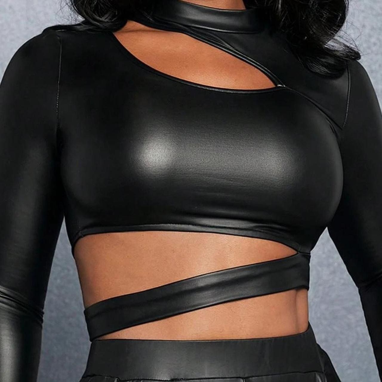 Top: Women's Black Crop-top – Usato da Zürich venduto da onlyifashion