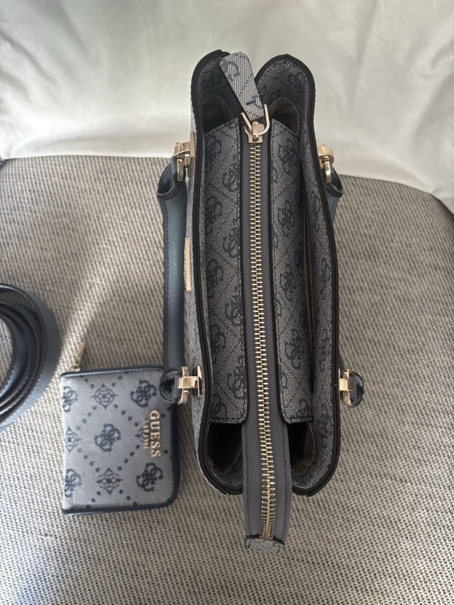 Guess Borse da donna: Guess Blue Patterned cross body handbag and purse – Usato da Zürich venduto da fra_f66n 3