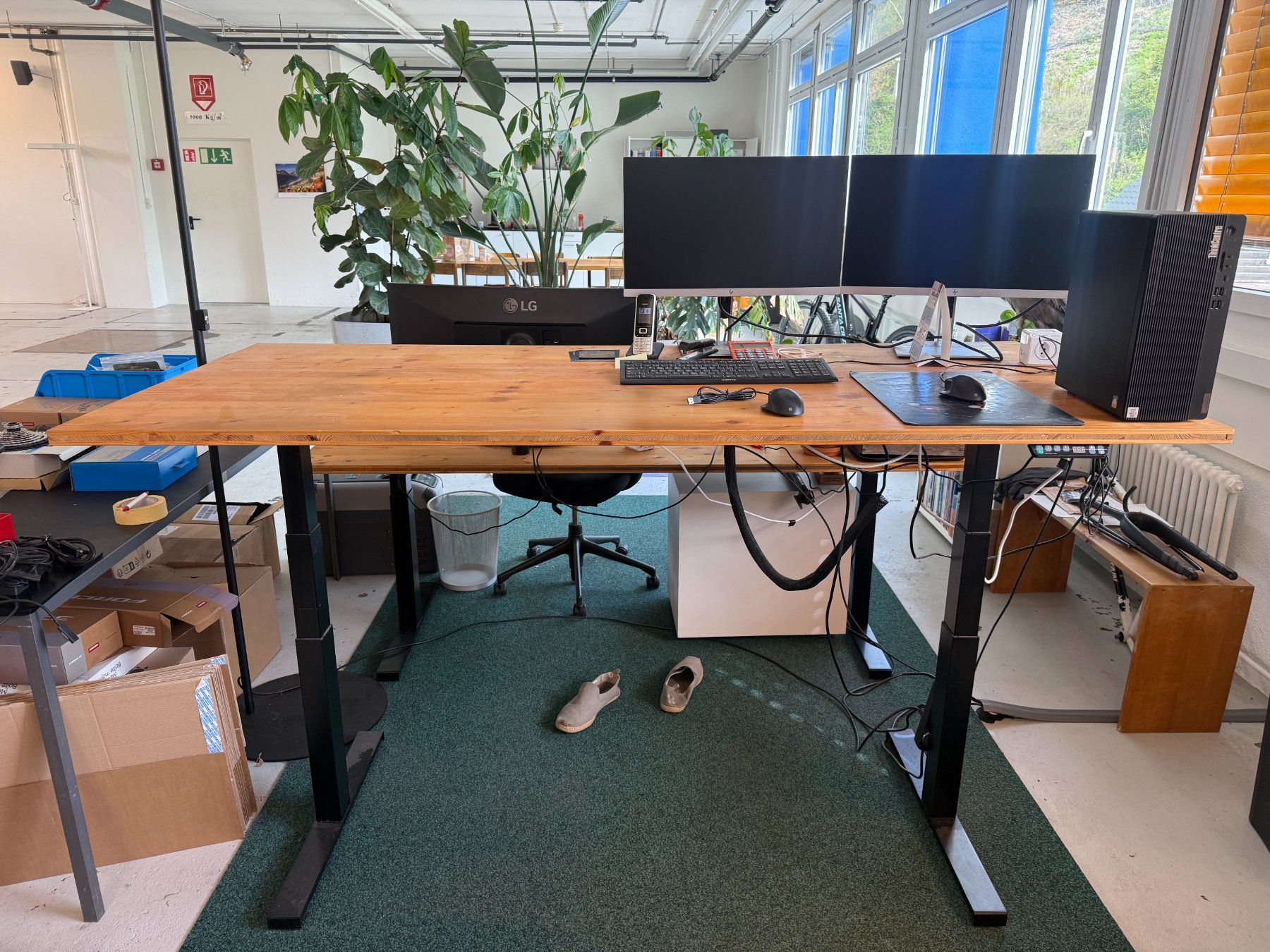 Scrivanie: Schreibtisch höhenverstellbar elektrisch – Usato da Schwanden GL venduto da Trailworks-AG 1