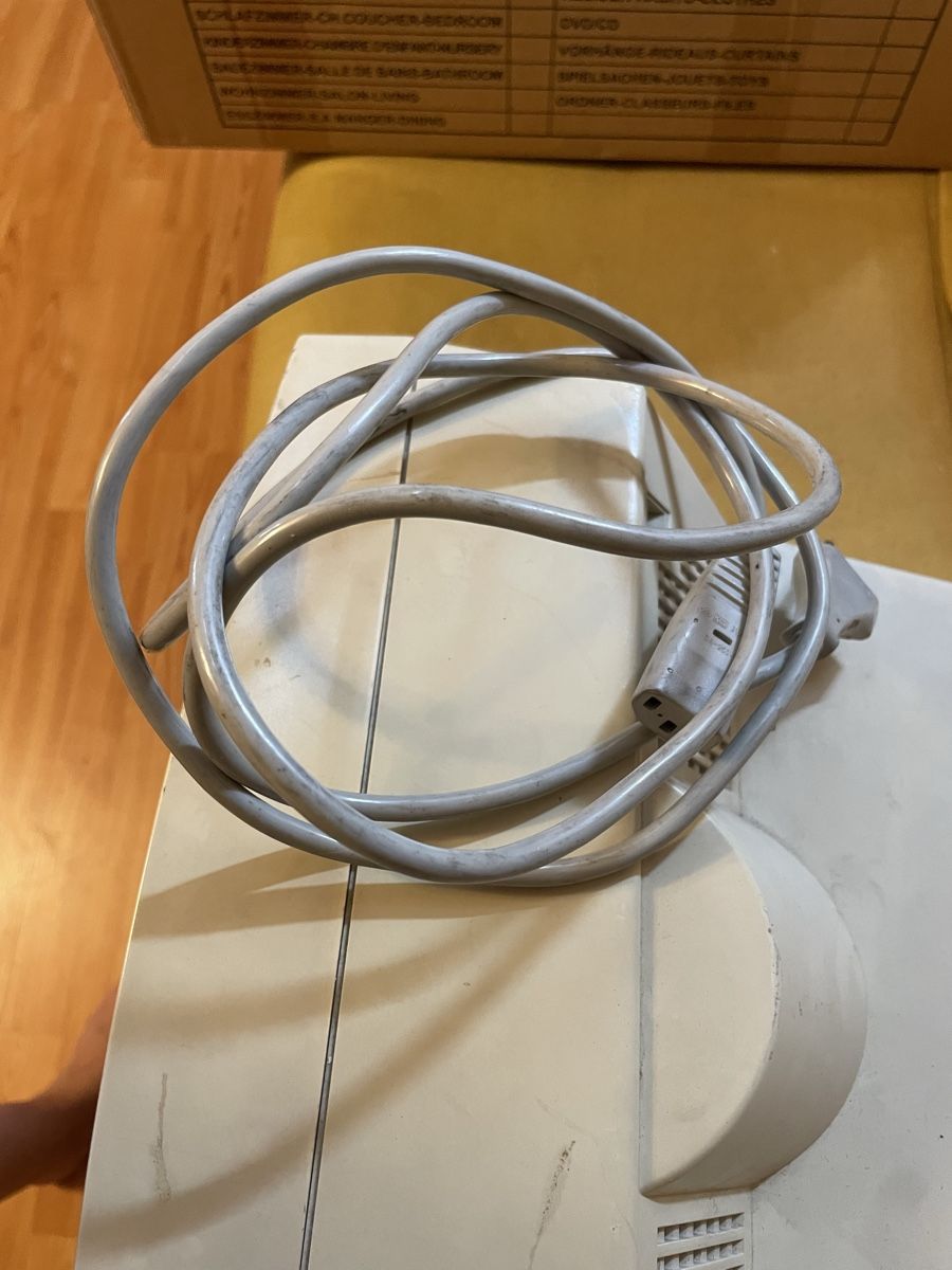 Monitor: Commodore 1084S-D2 Farbmonitor CRT Amiga C64 Funktioniert – Usato da Winterthur venduto da Ala_Minor 1