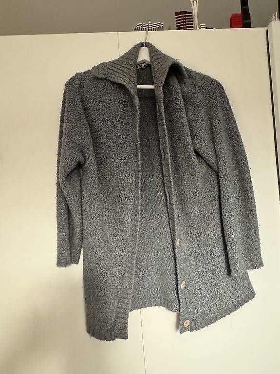 Lots de vêtements: Jacken und Pullover  – D'occasion à Hünenberg See par luc_lxp9 4