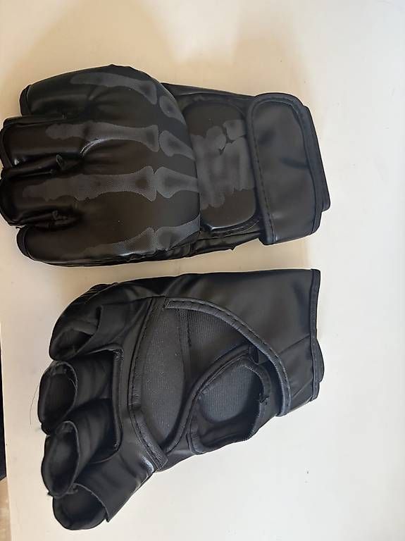 Guanti & manicotti: Boxhandschuhe und Zubehör  – Usato da Gelterkinden venduto da lor_vb8g