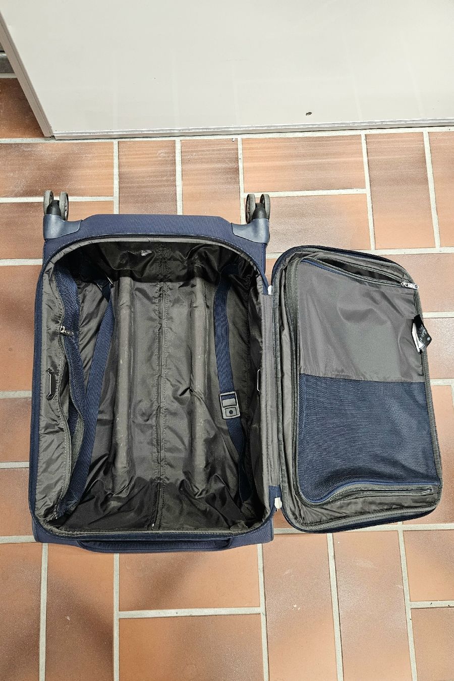Samsonite Valigie: Samsonite B-Lite Icon Spinner 63/23 55-62L trolley bag – Usato da Genève venduto da zeroday 4