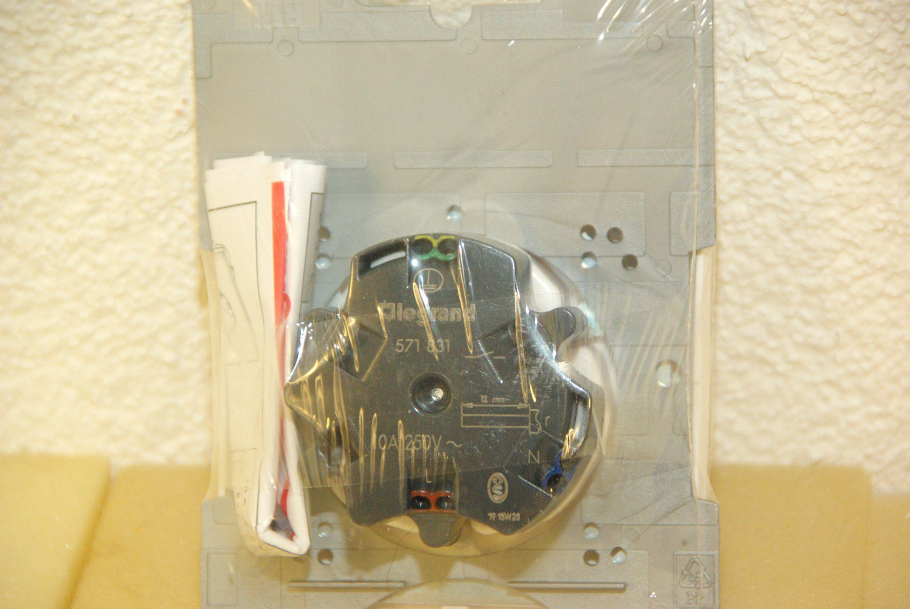 Legrand Stecker: Legrand Arteor UP-Steckdose 3xTyp13, weiss – Neu und originalverpackt aus Herisau von Cevianer1844 3
