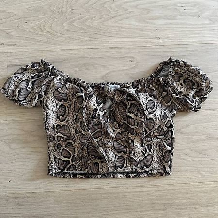 Joli crop top épaules dénudées léopard Taille M