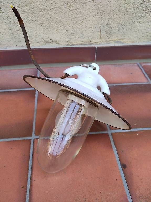 Lampade: Antike Stalllampe mit Emaille-Schirm – Usato da Muttenz venduto da Laeckerlihamschter