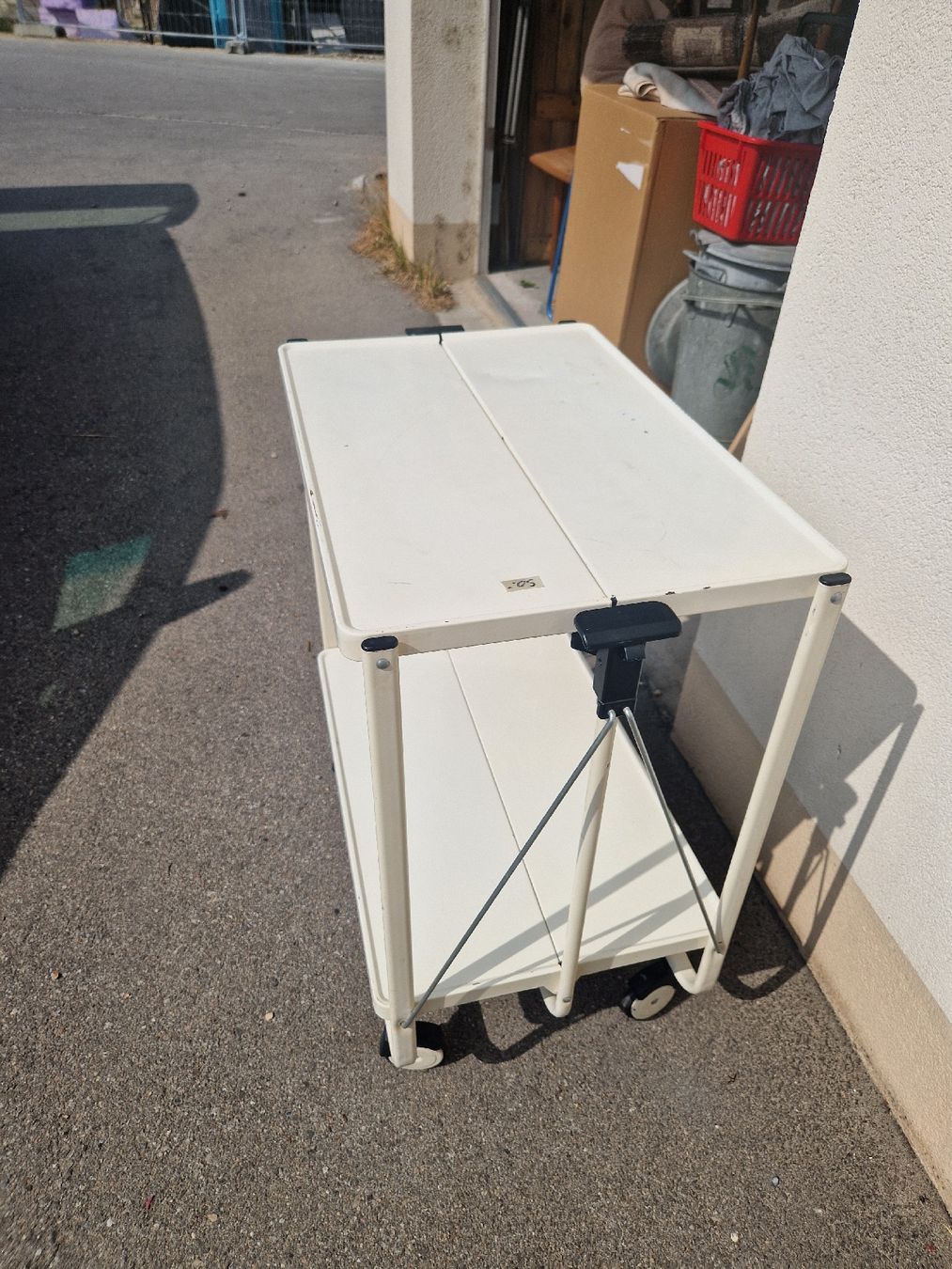 Dessertes: Servierwagen weiss klappbar 70cm hoch 60cm breit  – D'occasion à Mörigen par Clio111 3
