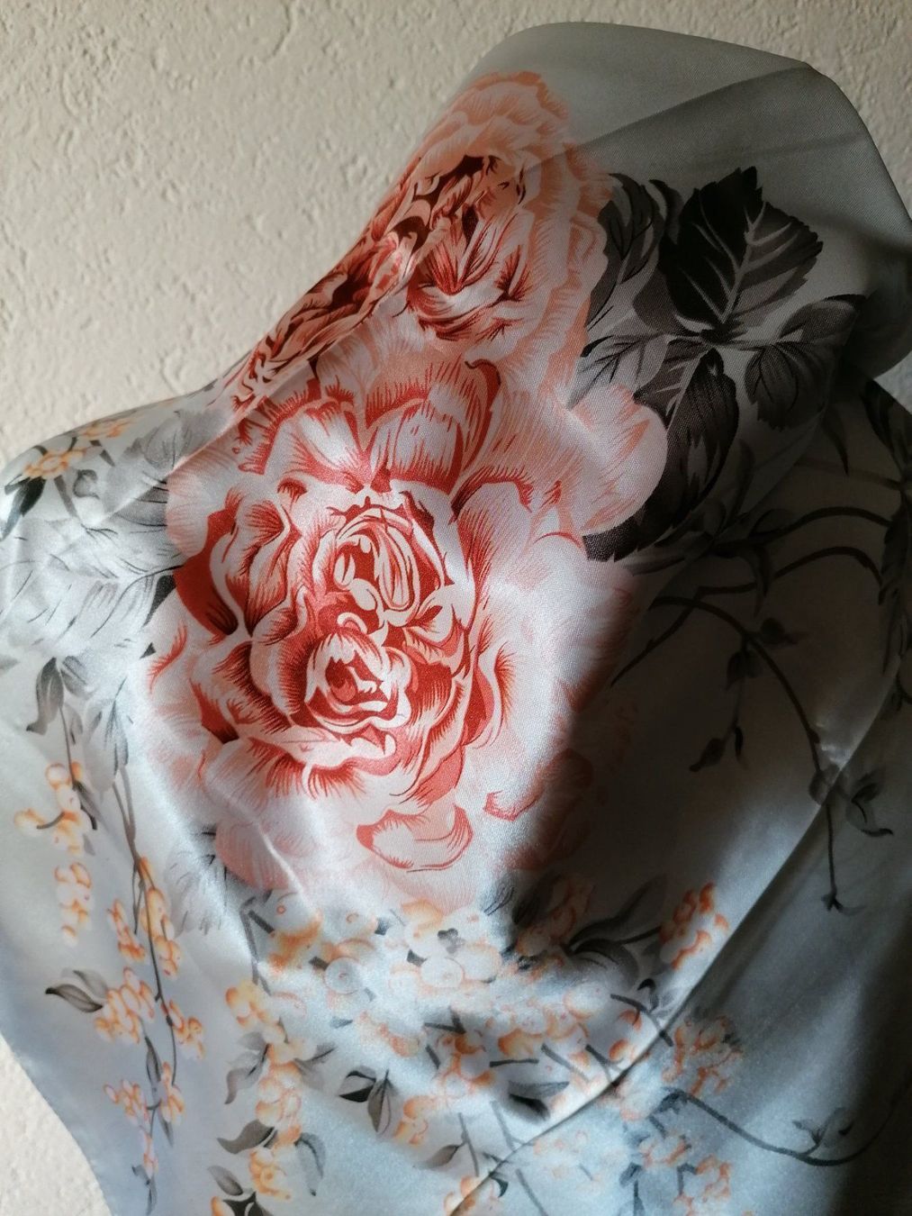 Foulard & Sciarpe: Schönes Seidentuch Frühling Blumenmuster – Nuovo e nell'imballaggio originale da Zollikofen venduto da Blackie 5