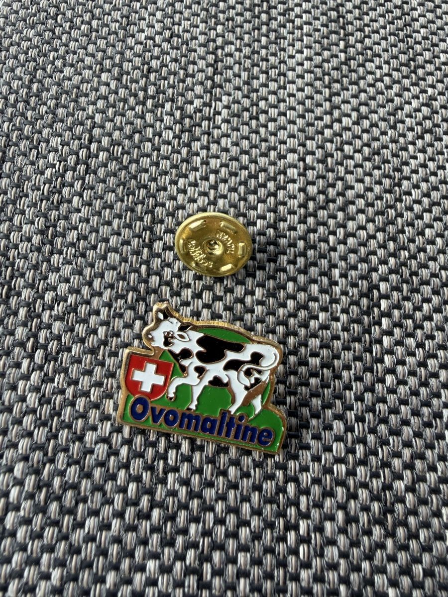 Ovomaltine Placchette & Badge: Ovomaltine Pin – Usato da Seewen SZ venduto da Missholdi