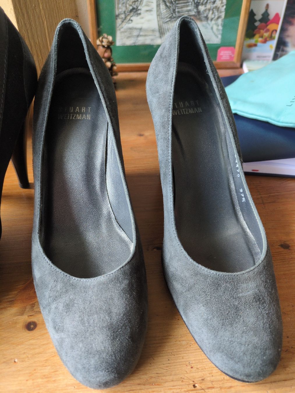 Stuart Weitzman Scarpe da donna: Stuart Weitzman, graue Wildleder Pumps, Grösse 37.5 – Usato da Winterthur venduto da Climens