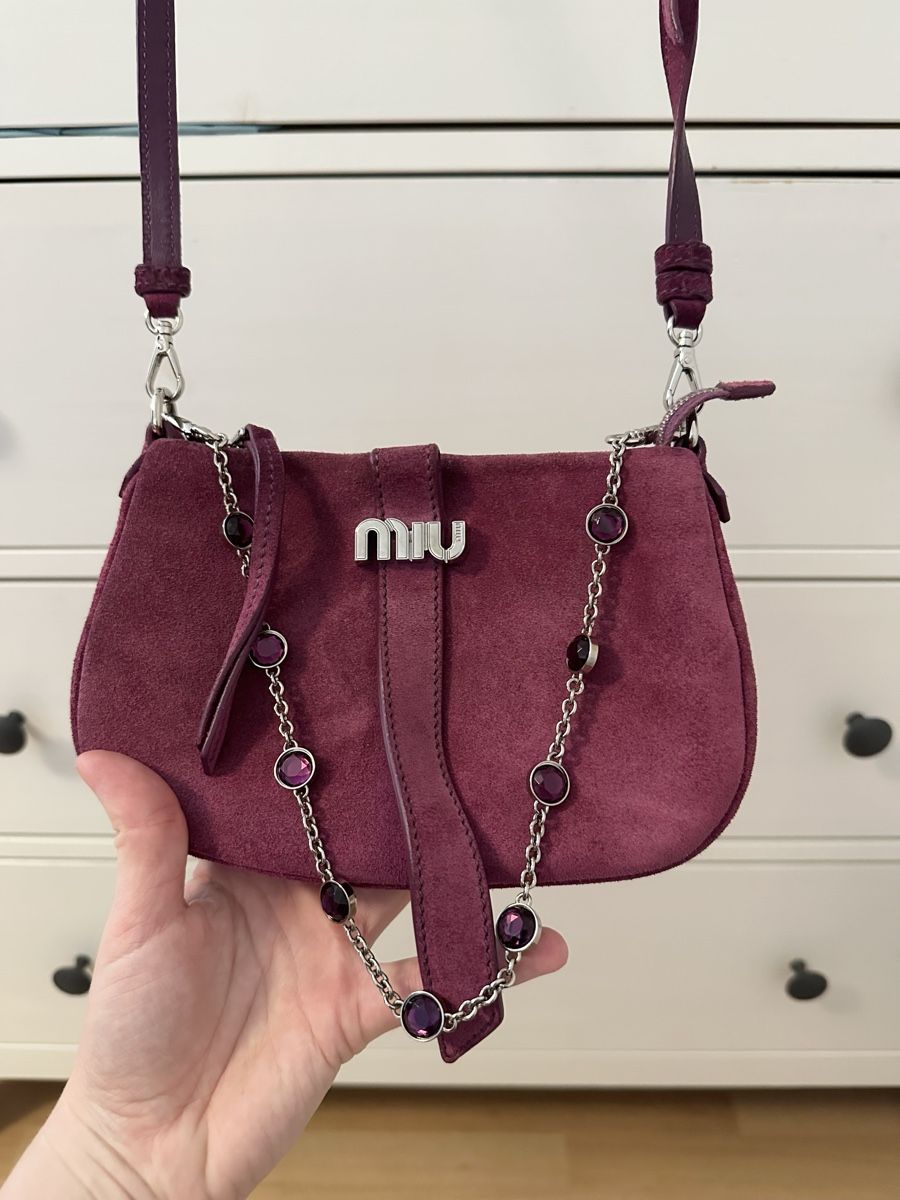 Miu Miu Taschen für Damen: Miu Miu suede shoulder bag, burgundy, chic accessory – Gebraucht aus Langnau am Albis von vitaklimova