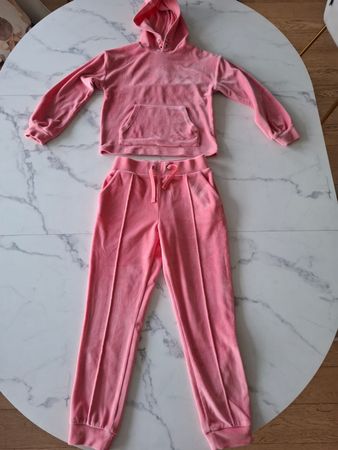 Rosa Samt Trainingsanzug F&F, Top Zustand, Grösse: 134 cm