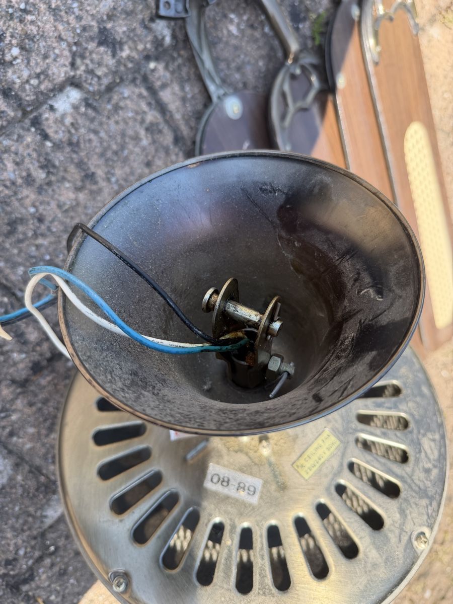 Ventilatoren: Decken Ventilator 230V mit Leuchte E27 unten - Occ. – Gebraucht aus Steffisburg von NeriElektro 1
