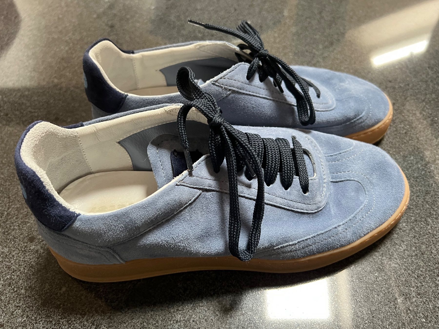 Damenschuhe: Leder-Sneaker – Neu (gemäss Beschreibung) aus Matten b. Interl von D0minicio 1