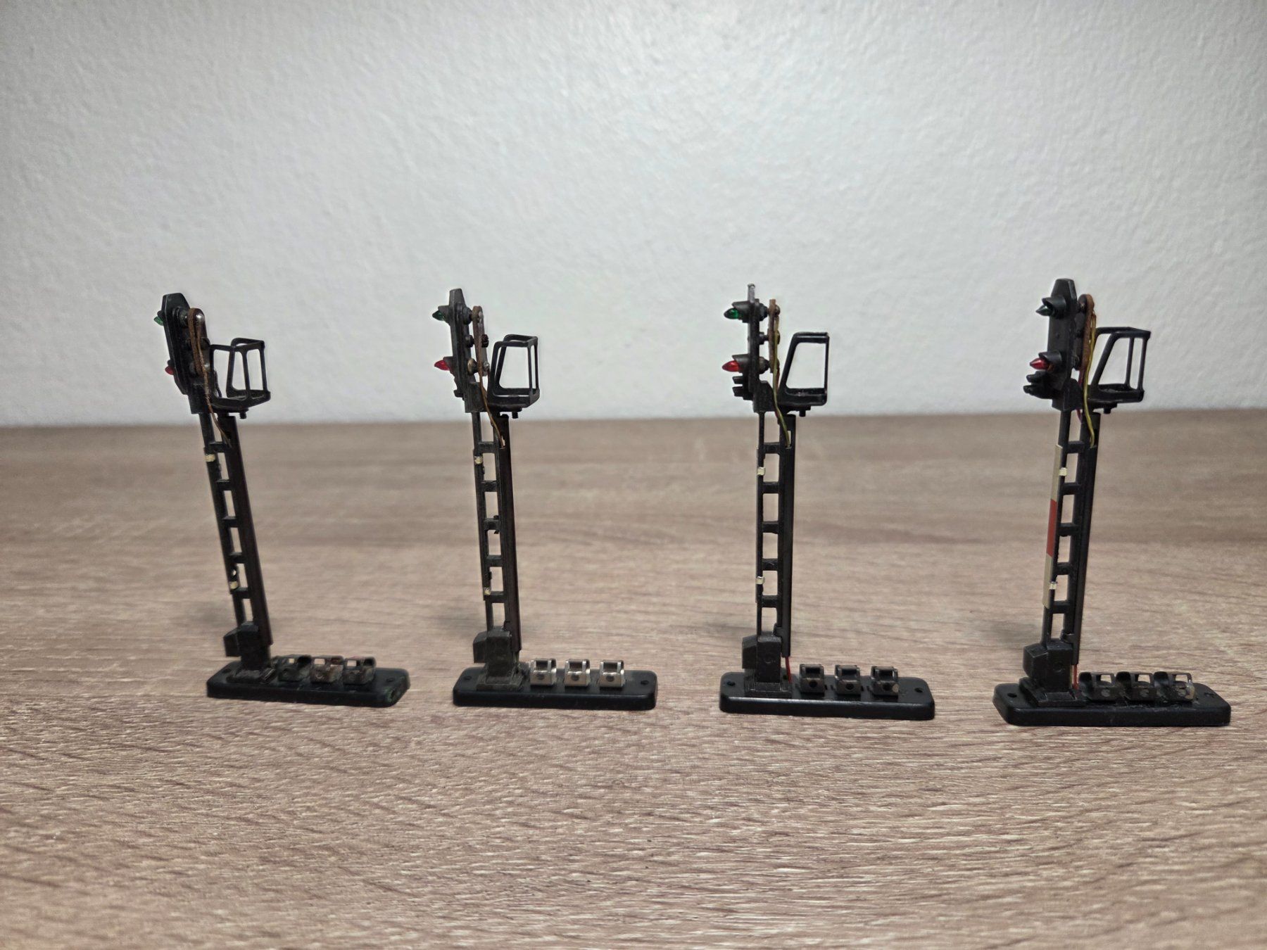 Fleischmann Modellini di ferrovie: Fleischmann 4 x 6226 Lichtsignal H0 – Usato da St-Aubin-Sauges venduto da Lo_Go 1