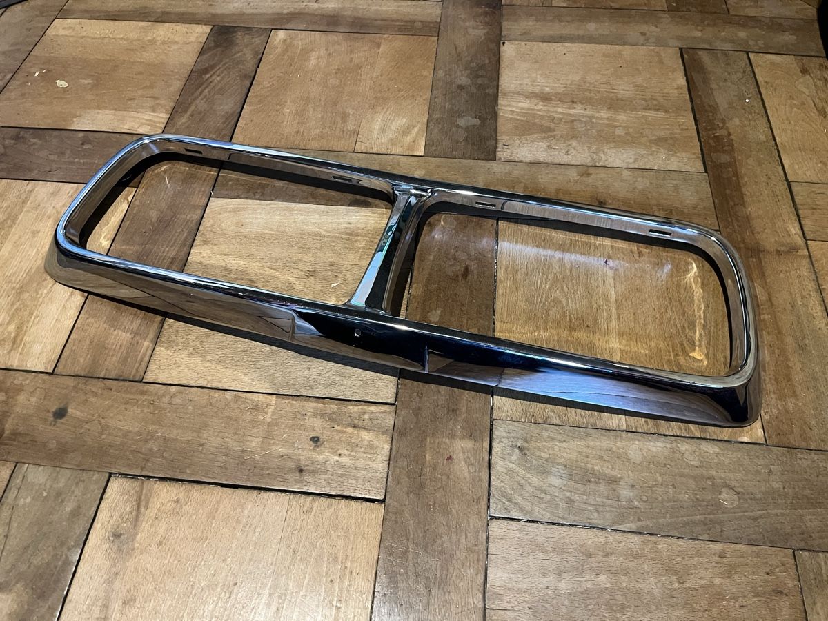 Jaguar Tutti pezzi di ricambio auto: Oldtimer Kühlergrill Frontgrill Jaguar XJ40 – Usato da Wiesenberg venduto da swissantik 2