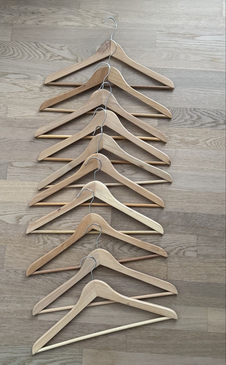 Ikea Appendiabiti: 10 Holz Kleiderbügel mit Querstrebe Ikea – Usato da Windisch venduto da Anja13
