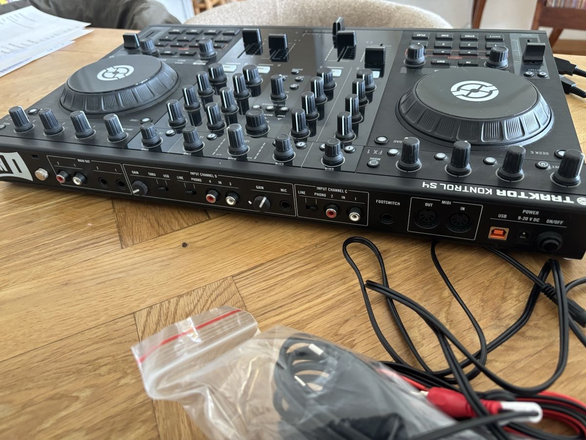 Traktor Console di mixaggio: Traktor Kontrol S4 – Nuovo (secondo la descrizione) da GENÈVE venduto da Gaasss 4
