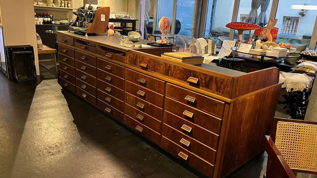 Allestimento di negozi e stand fieristici: Theke/Apothekerschrank/Buffet – Usato da Schwyz venduto da Vanquish0007 1