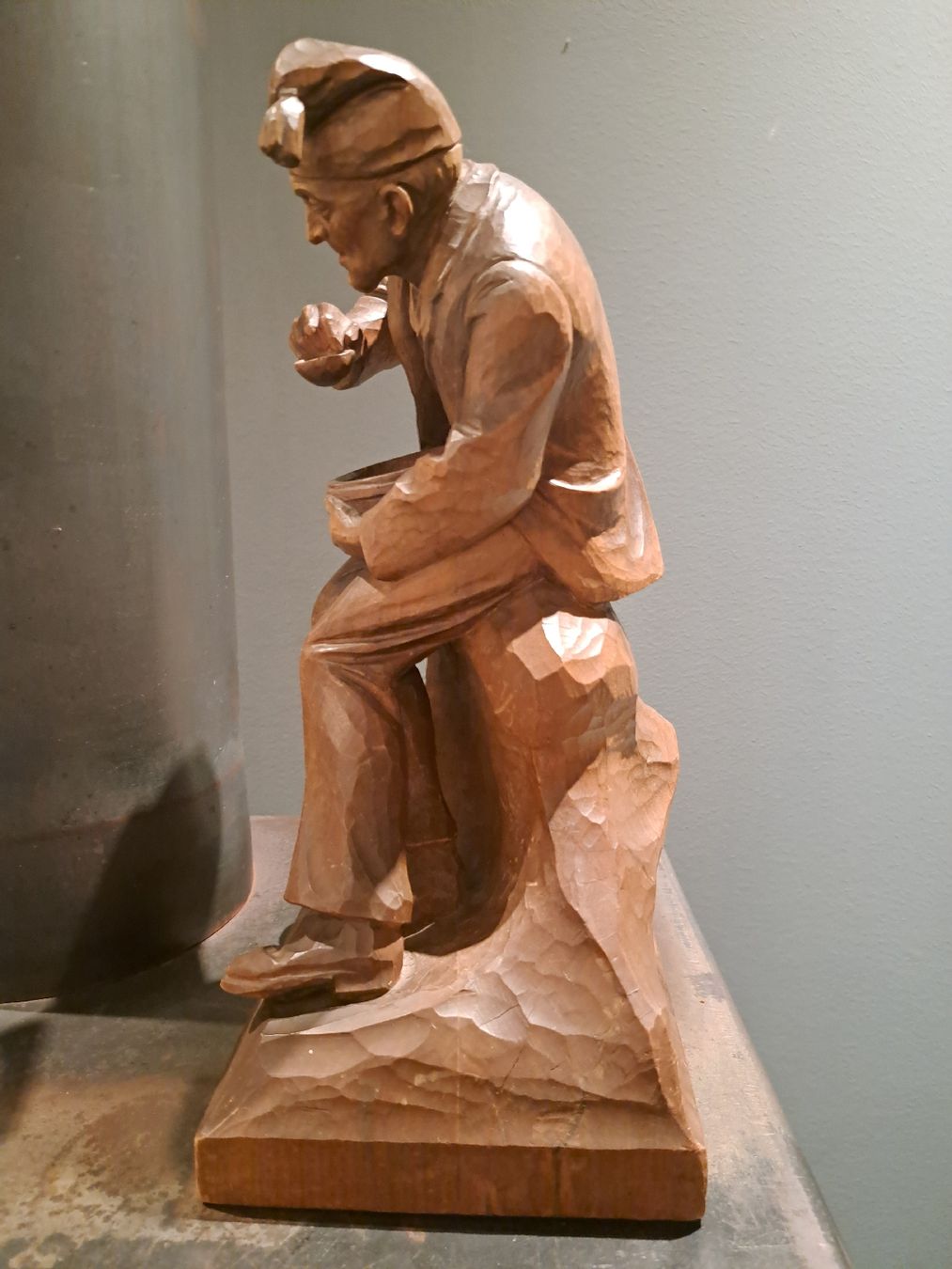 Statuette: Holzschnitzerei Mann trinkend Bauer Huggler? – Usato da bad zurzach venduto da jue_5xhl 2