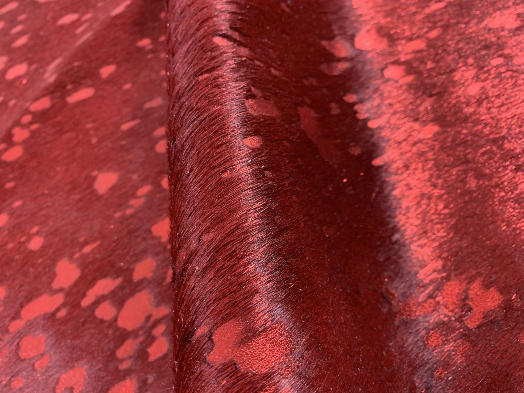 Tappeti: Kuhfell Teppich Red Metalic – Nuovo e nell'imballaggio originale da Arbedo venduto da patagonialeatherrugs 1