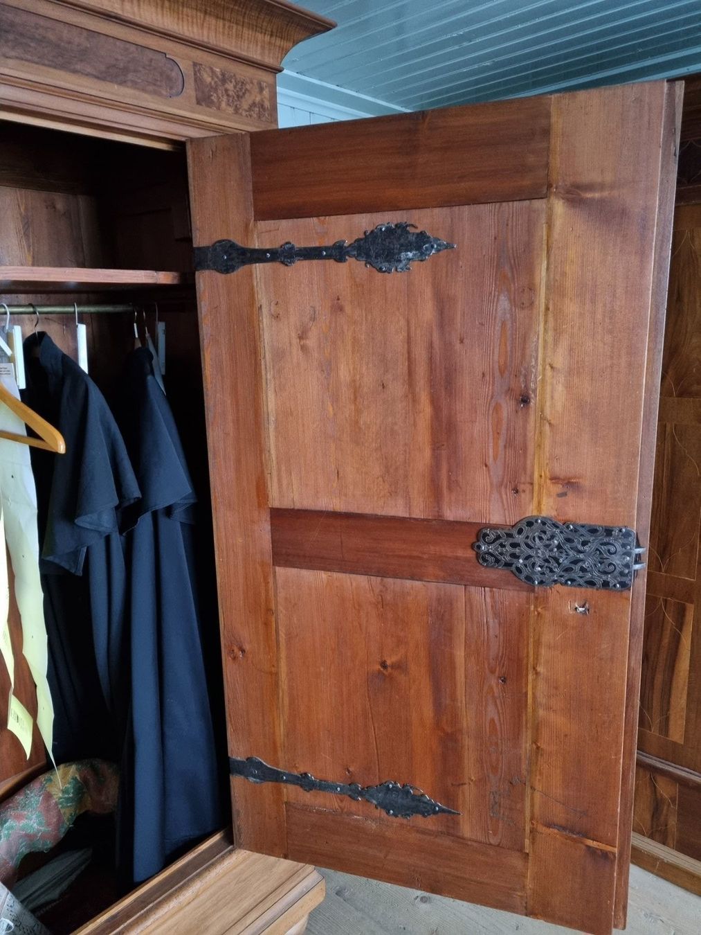 Armadi: Wunderschöner Nussbaum-Kleiderschrank – Usato da Herisau venduto da Kereanna 5