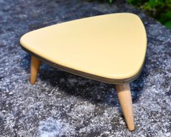 Vintage Blumenhocker Höhe 10.5cm pflanzenhocker eigelb