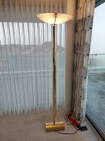 Elegante Stehlampe, goldfarben, dimmbar