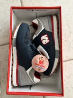 Neue Elefanten Sneakers mit Etikette
