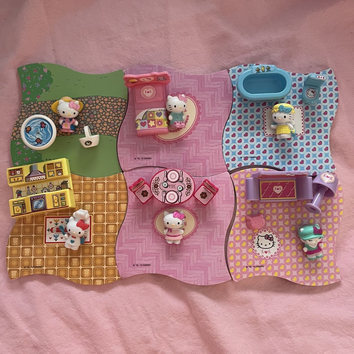 Hello Kitty Statuette: Hello Kitty 2010 Mystery bags Complete Set – Nuovo (secondo la descrizione) da Le Grand-Saconnex venduto da Koko.hime_