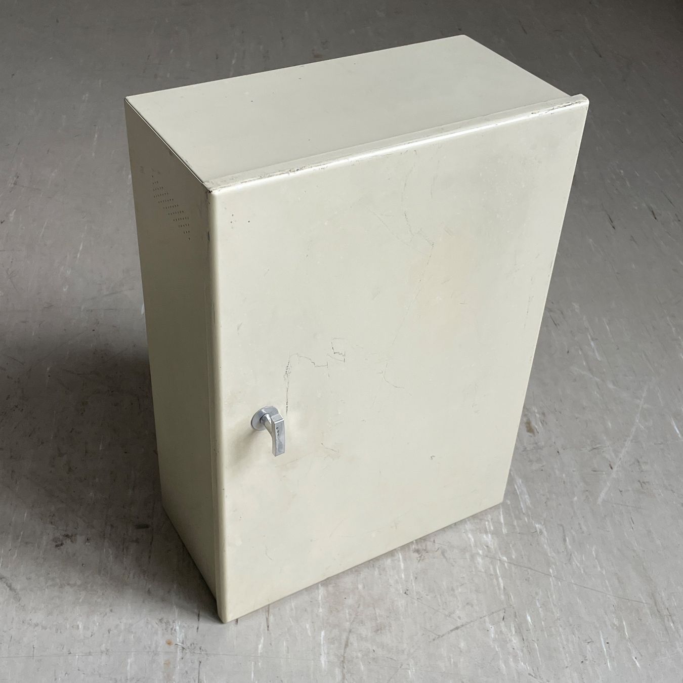Armadi: 1950er MEWA Apotheker Schrank – Usato da Bern venduto da Modern-Era 2