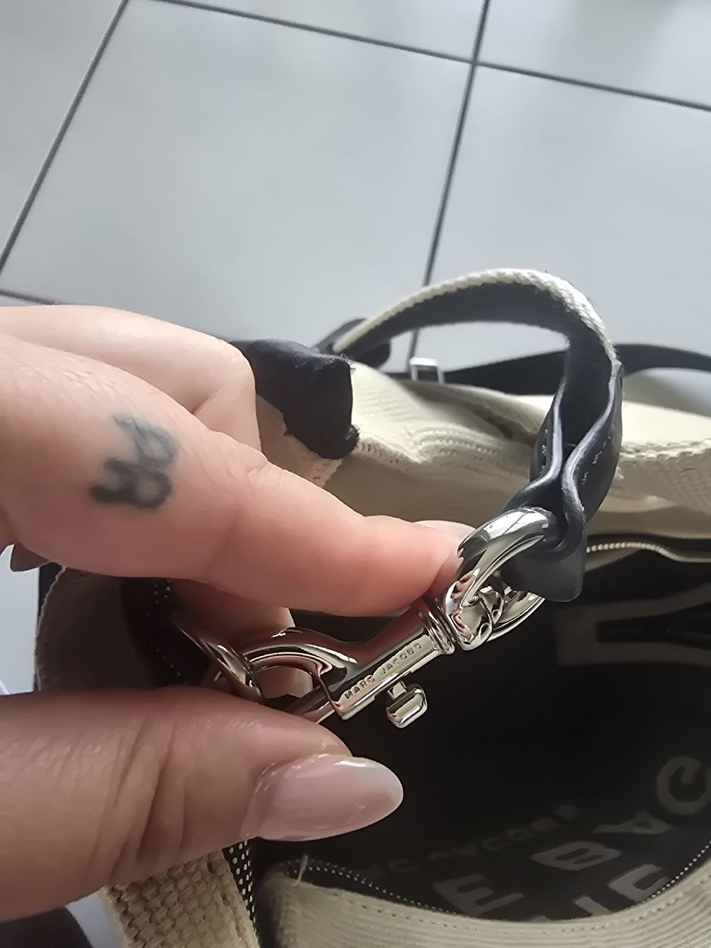 Marc Jacobs Borse: Marc Jacobs The Tote Bag Medium – Usato da Naters venduto da LeoSant 2