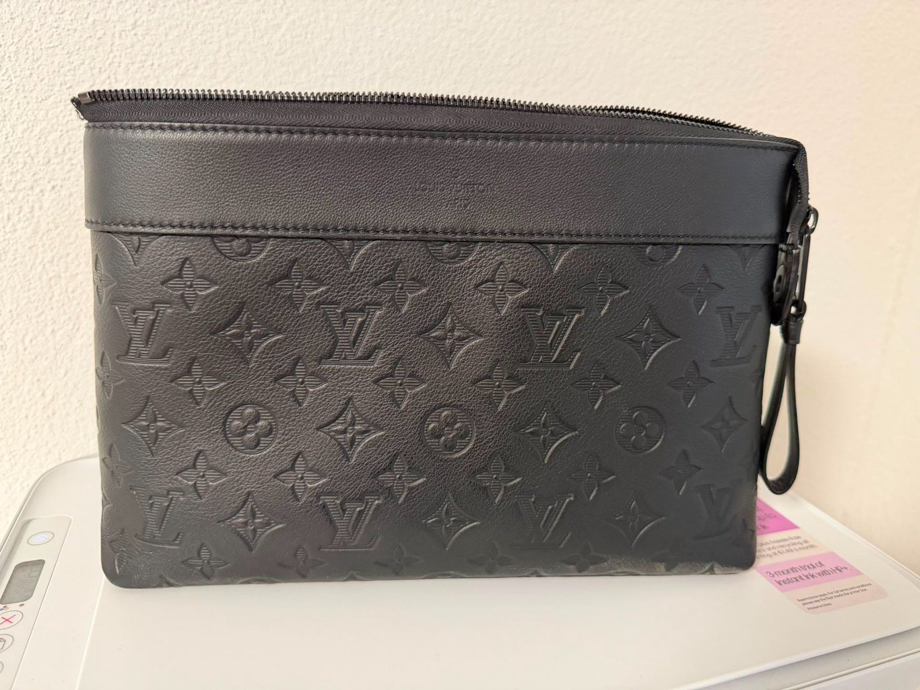 Louis Vuitton Taschen: Louis Vuitton Pochette Voyage Souple - Monogram Shadow – Gebraucht aus Niederglatt ZH von ado_ffd7