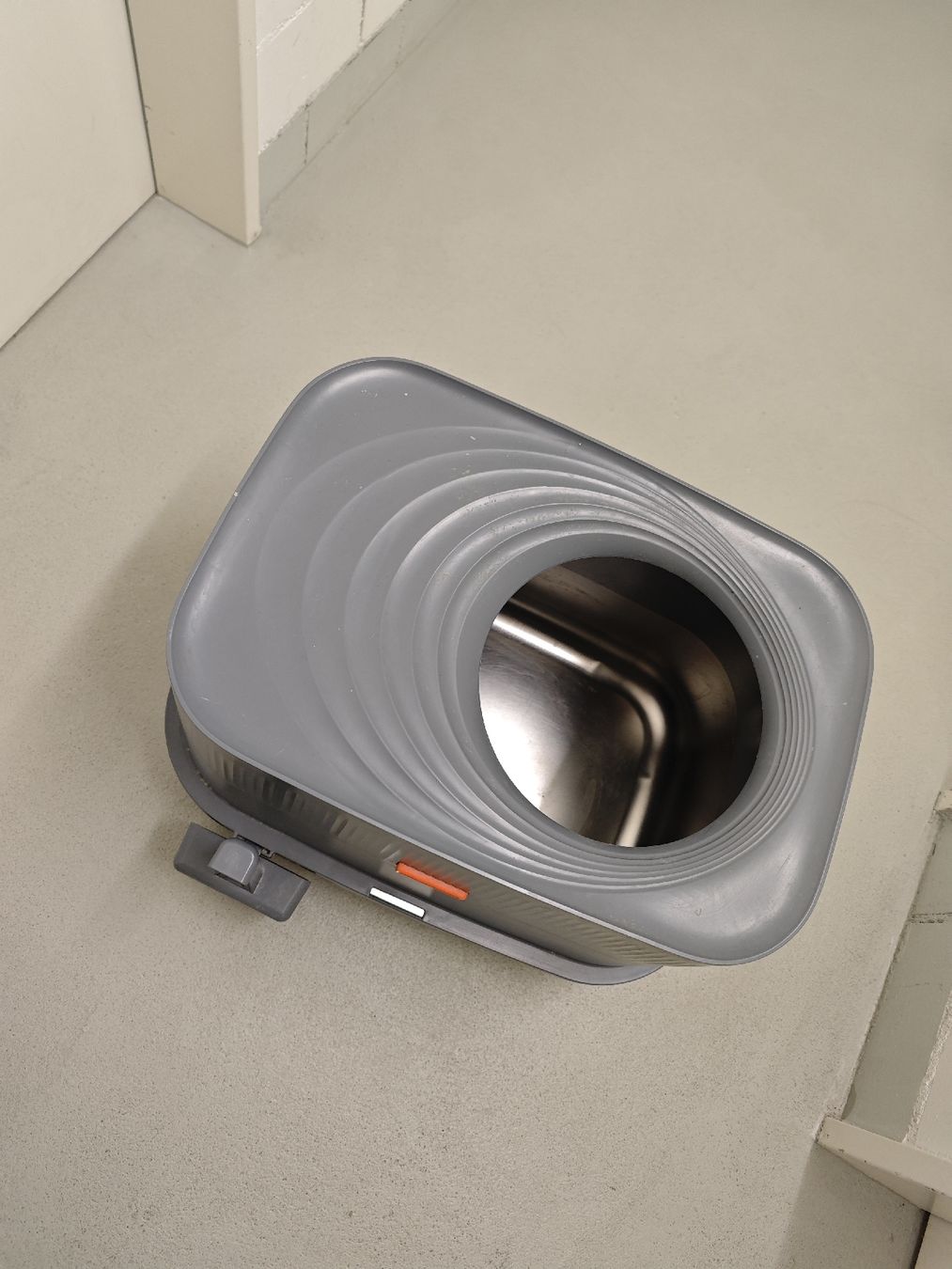 WC: Katzenklo aus Edelstahl mit Deckel – Gebraucht aus Zürich von fed_c62n 1