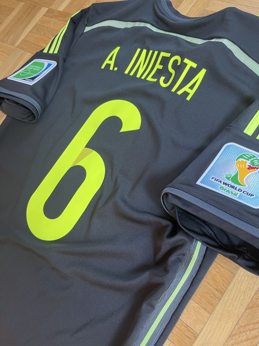 Adidas Canottiere & Pantaloni: Original Iniesta Spanien 2014 Trikot M – Usato da Burgdorf venduto da Shirtsy 2