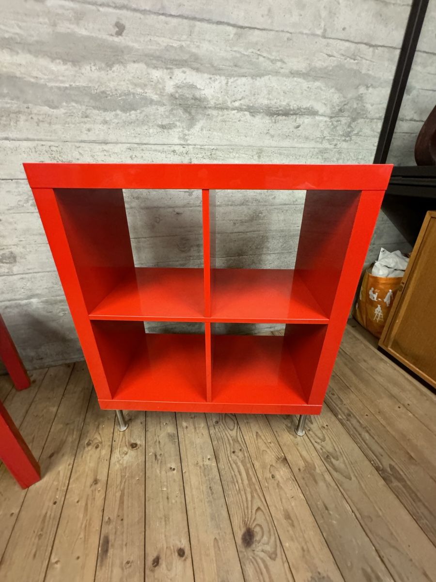 Set di tavolo e panche: Rotes Möbelset: Tisch und Regal – Usato da Münchenstein venduto da Eclipse6 4