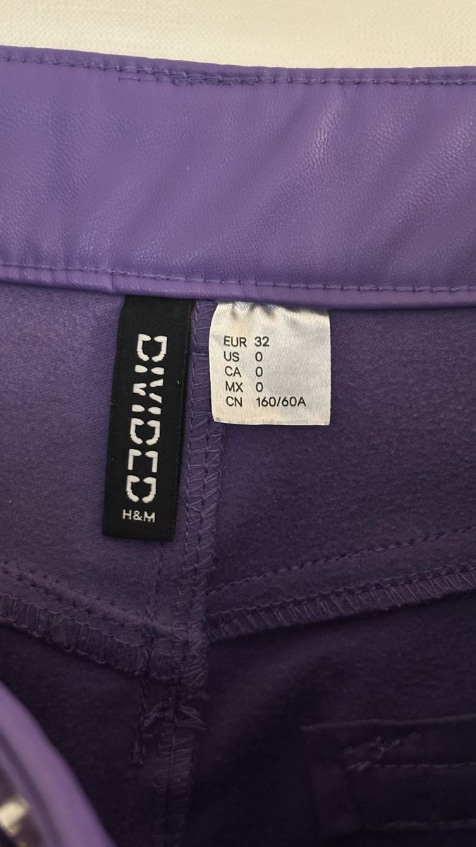 Pantaloni: Lila Kunst Lederhose Divided Gr. 32 – Usato da Jonen venduto da BMWE369 6