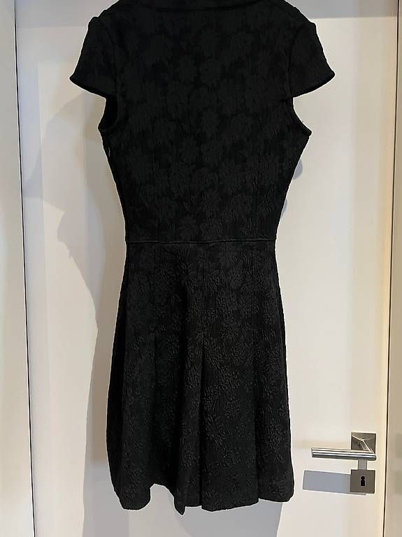 Kleider: Guess Kleid Neu mit Etikett – Gebraucht aus Ebmatingen von N.Bu 3