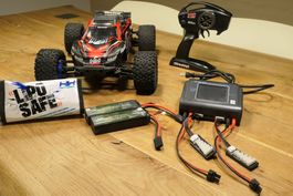 Traxxas Rustler 4x4 rot RC-Auto inkl. Akkus und Zubehör