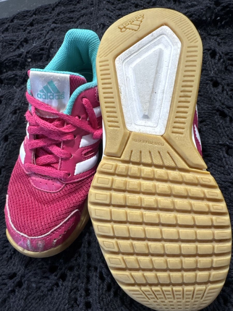 Adidas Scarpe per ragazze: Adidas Hallenturnschuhe Gr. 30 – Usato da Grabs venduto da Shelly_87 1