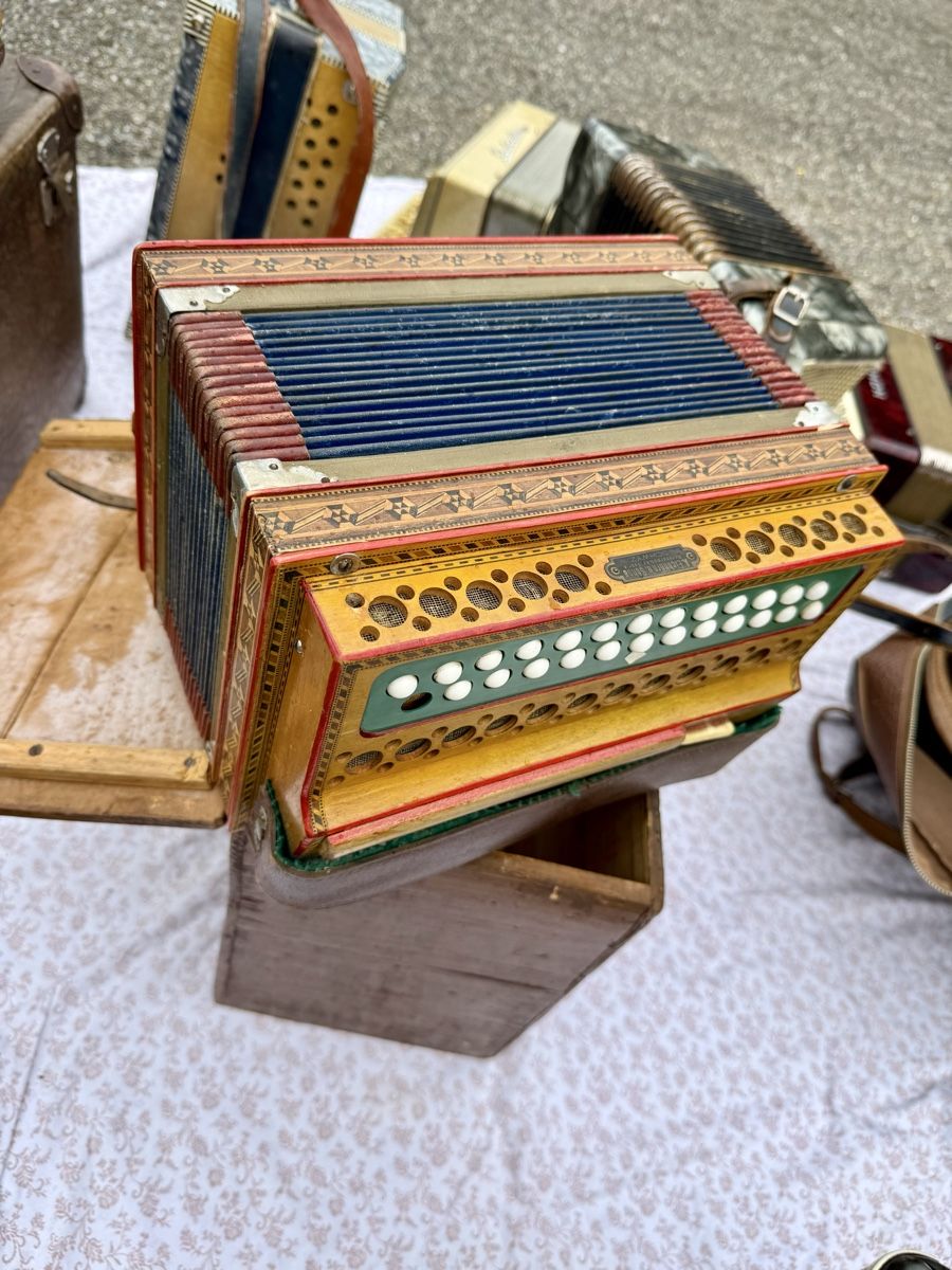 Musikinstrumente: Diverse Akkordeons - Schwyzerörgeli – Gebraucht aus Matzendorf von TITUs_ 2